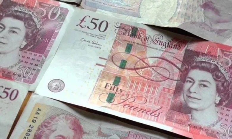 الإسترليني ينخفض مقابل الدولار ويرتفع مقابل اليورو