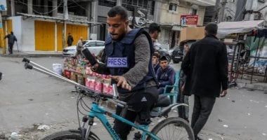 على دراجة هوائية.. فلسطينى بساق واحدة يوثق جرائم إسرائيل بغزة