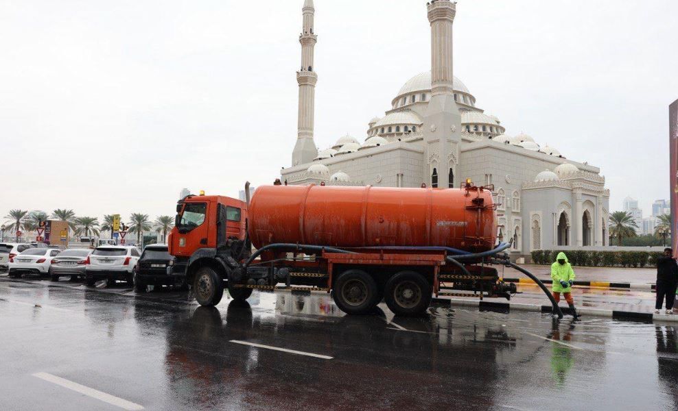 الامارات | 300 صهريج و120 مضخة متنقلة و75 محطة رفع للتعامل مع آثار الأمطار في الشارقة