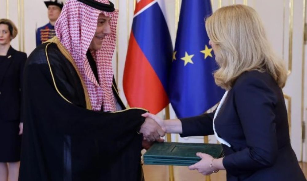 صور.. السفير "طوله" يقدم أوراق اعتماده سفيراً غير مقيم لدى سلوفاكيا