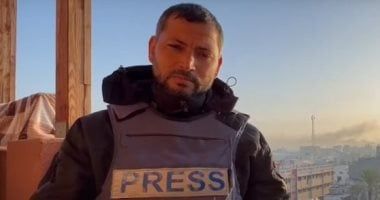 أول تعليق للصحفى الفلسطينى اسماعيل ابو عمر بعد بتر قدمه: صواريخ الاحتلال لن تخيفنا