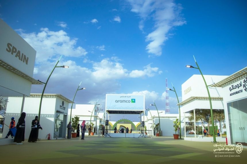 سفير الأردن لدى المملكة يزور مهرجان زيتون الجوف الدولي