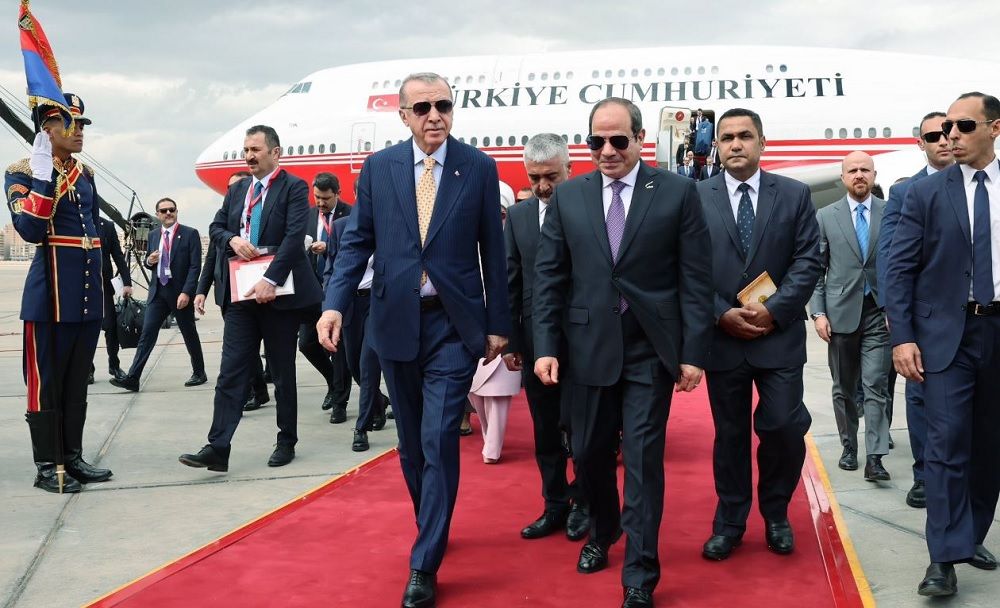 السيسي يودع نظيره التركي بمطار القاهرة