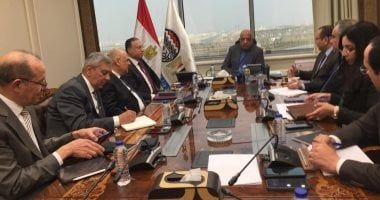 وزير قطاع الأعمال يستعرض آليات تنفيذ قرارات حزمة الحماية الاجتماعية