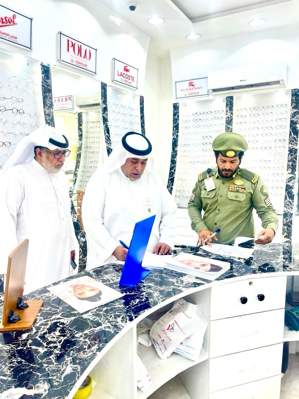 "لجنة التوطين بنجران" تزور 27 منشأة ومحلًّا تعمل في نشاط النظارات
