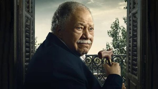 يحيي الفخراني ممسكًا بالعصا من الشرفة فى بوستر "عتبات البهجة"