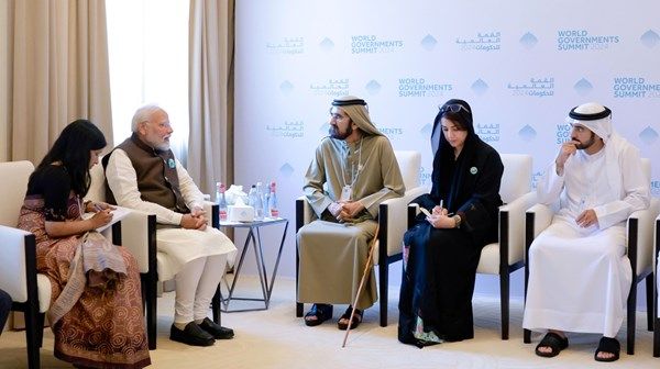 محمد بن راشد يلتقي ناريندرا مودي ويؤكد عمق العلاقات الإماراتية الهندية
