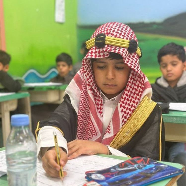 شاهد من الطائف.. طلاب بالزي التراثي في قاعات الاختبار تزامنًا مع يوم التأسيس