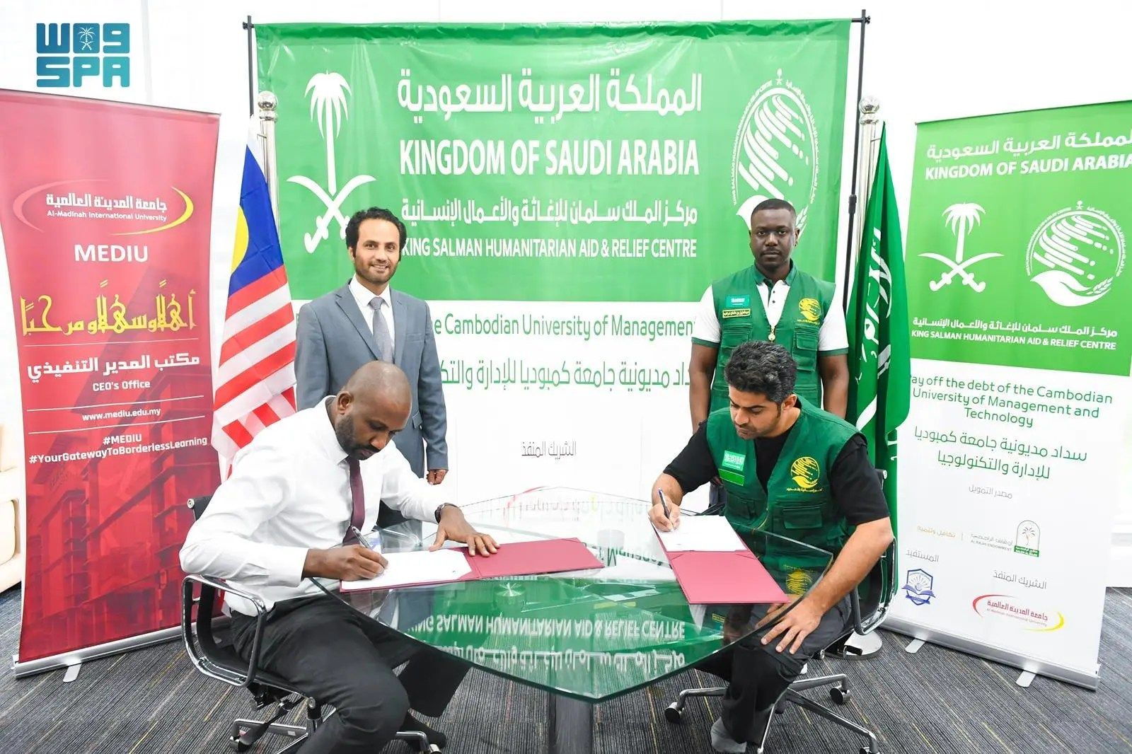السعودية | مركز الملك سلمان للإغاثة يسلّم مساهمة مالية لسداد مديونية جامعة كمبوديا للإدارة والتكنولوجيا