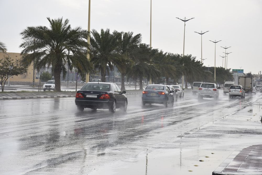 مصحوبة بتساقط البرد.. أمطار على منطقة تبوك