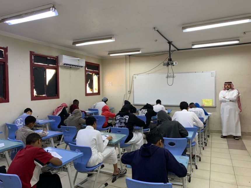 طلاب "تعليم الرياض" ينهون اليوم الأول من اختبارات الفصل الثاني
