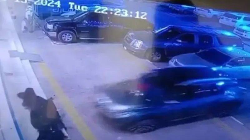 الامارات | سعودية تحاول ركن سيارتها فتدهس مجموعة فتيات جالسات على الرصيف (فيديو)