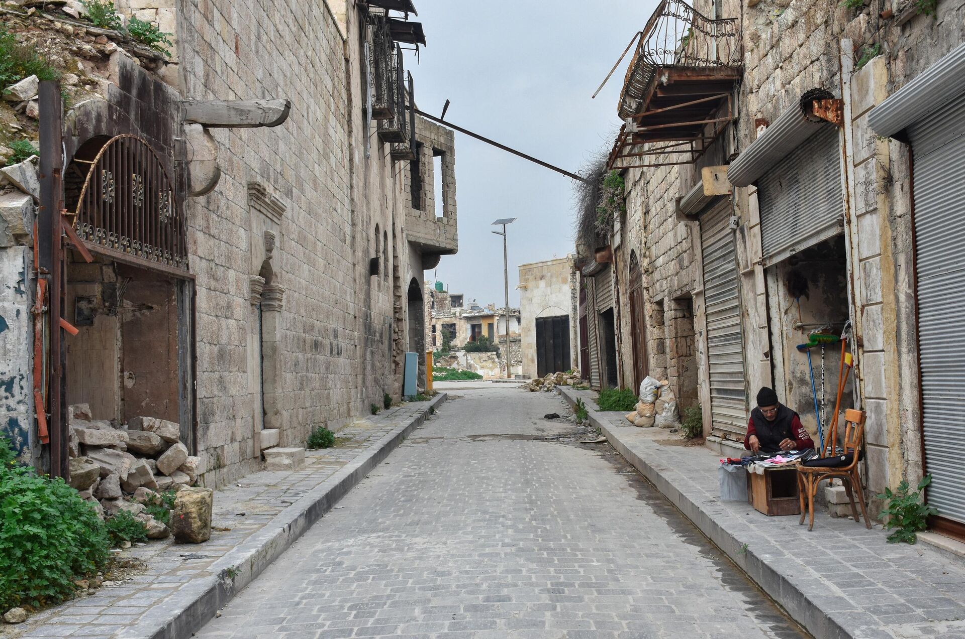 سامر بادنجكي... مواطن حلبي يشبه مدينته... فيديو