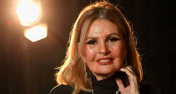 والدها منعها من التواصل مع الناس.. يسرا تتحدث عن تأثير والديها في مشوارها الفني