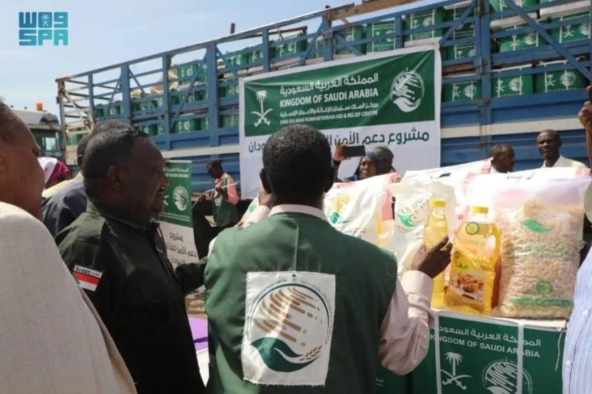 "الملك سلمان للإغاثة" يواصل توزيع السلال الغذائية في السودان