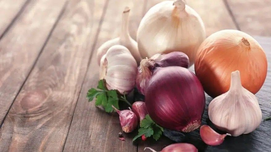 منها البصل والثوم .. 4 أطعمة تسبب التسمم حال تبريدها