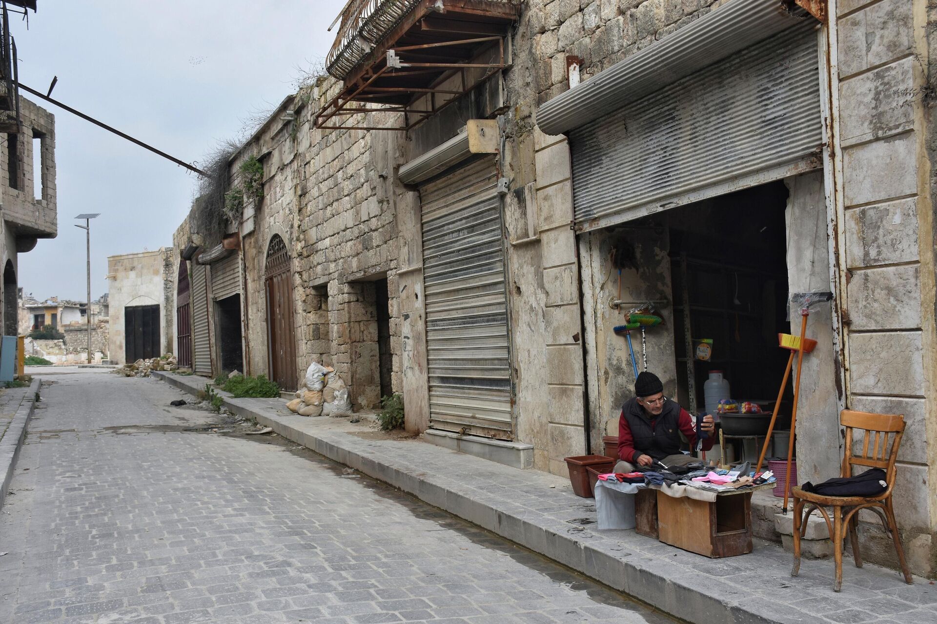 سامر بادنجكي... مواطن حلبي يشبه مدينته... فيديو