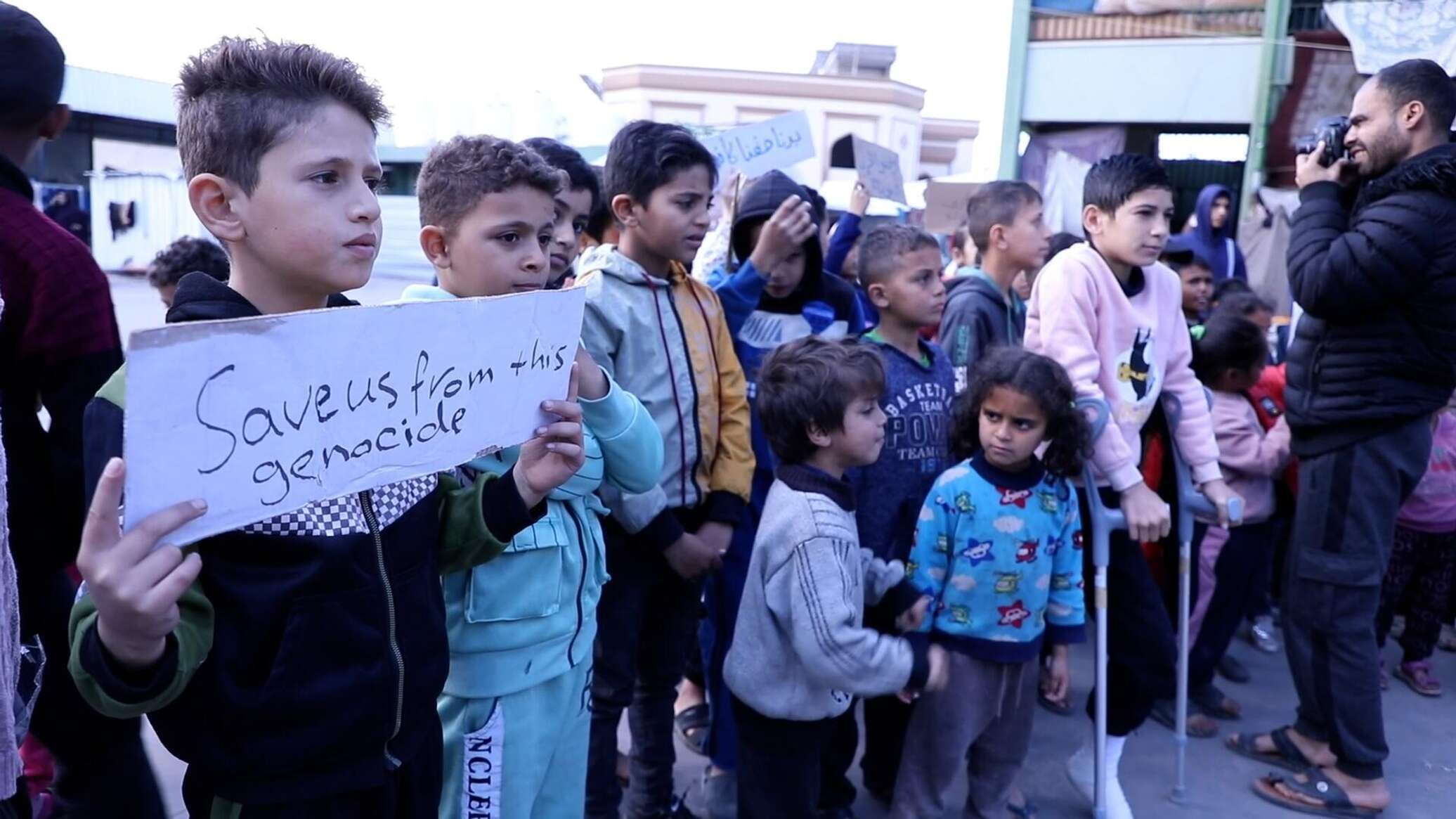 الأطفال النازحون في رفح يطالبون بحقهم في الحياة ويناشدون العالم لوقف الإبادة الجماعية
