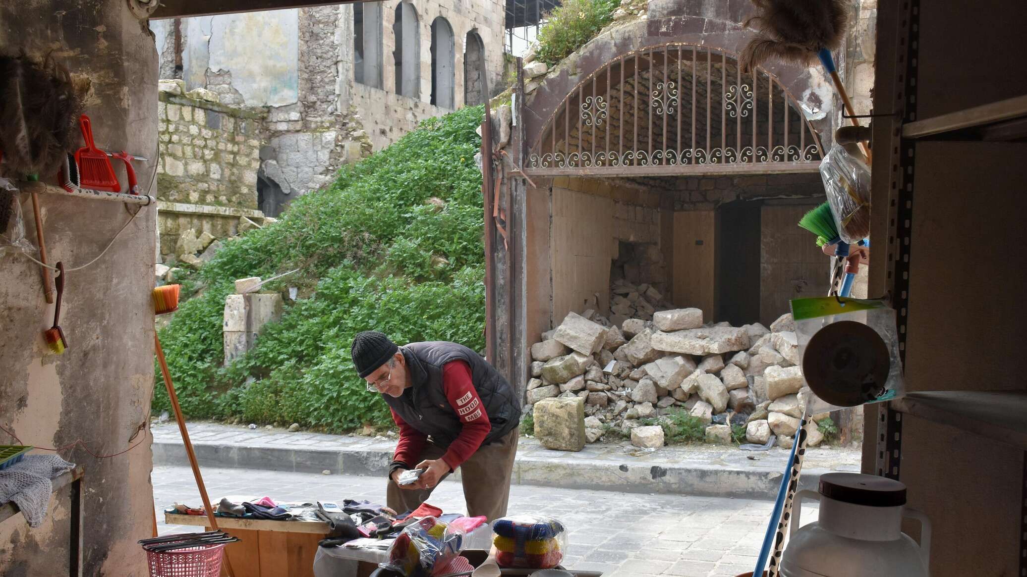 سامر بادنجكي... مواطن حلبي يشبه مدينته... فيديو