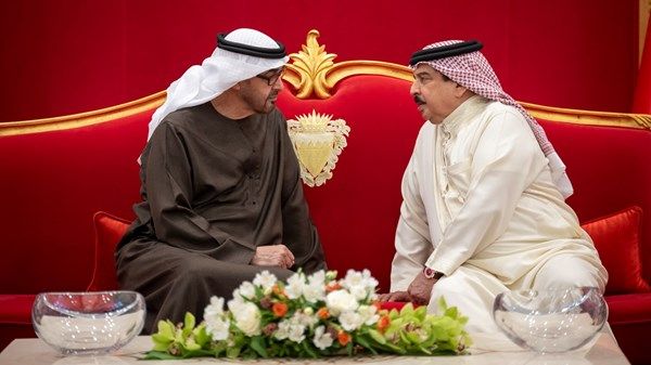 رئيس الدولة وملك البحرين يبحثان العلاقات الأخوية والمستجدات في المنطقة
