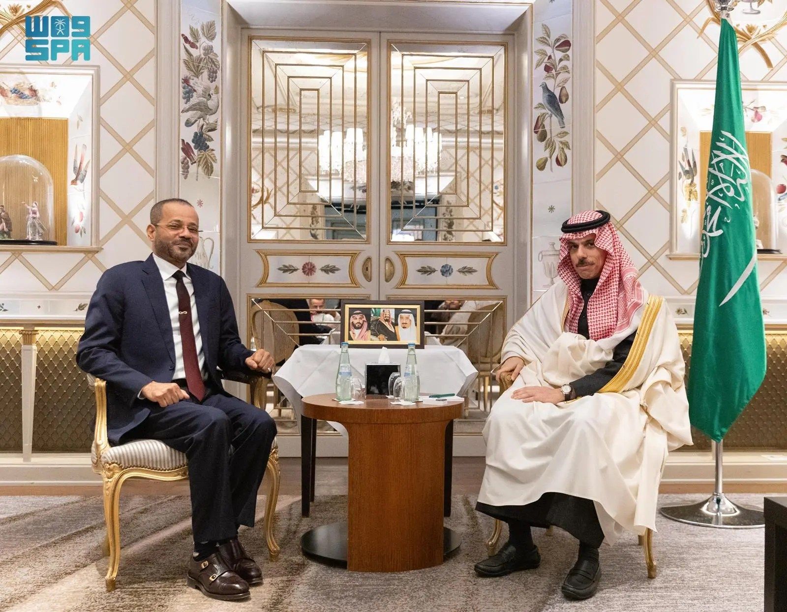 السعودية | وزير الخارجية يلتقي وزير الخارجية العُماني