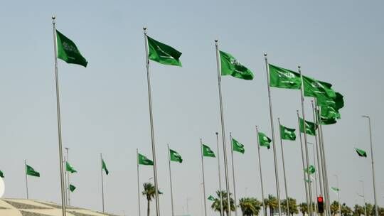 الخليج اليوم .. السعودية.. مقطع فيديو يوثق مهاجمة 4 أشخاص لشخصين بمكان عام والداخلية تصدر بيانا عن الواقعة (فيديو)