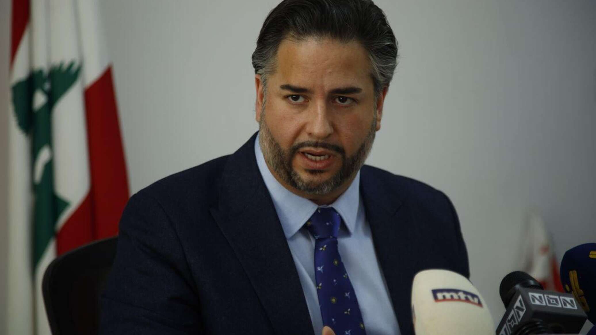 وزير الاقتصاد اللبناني: انجراف المنطقة لحرب شاملة يعيدنا إلى العصر الحجري