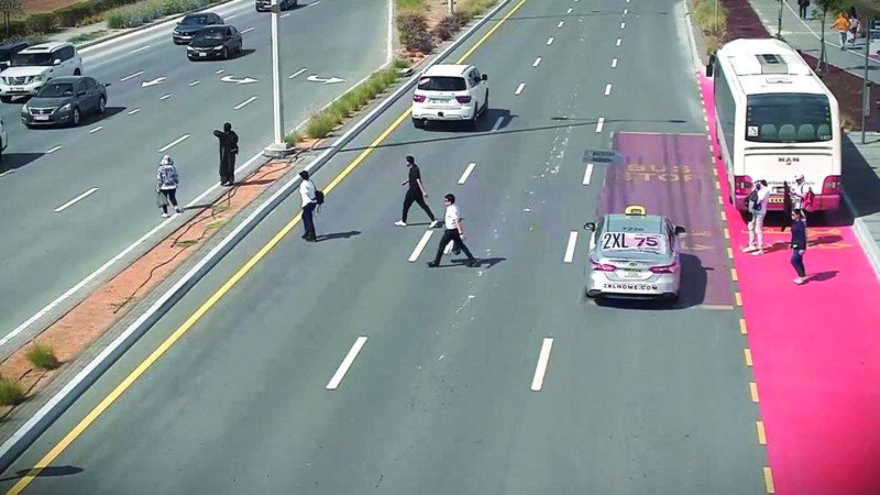 الامارات | شرطة أبوظبي تحذر من خطورة عبور المشاة  من الأماكن غير المخصصة