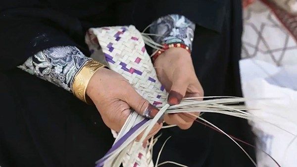 في مهرجان الظفرة البحري.. حاميات التراث يقدمن لوحات إبداعية