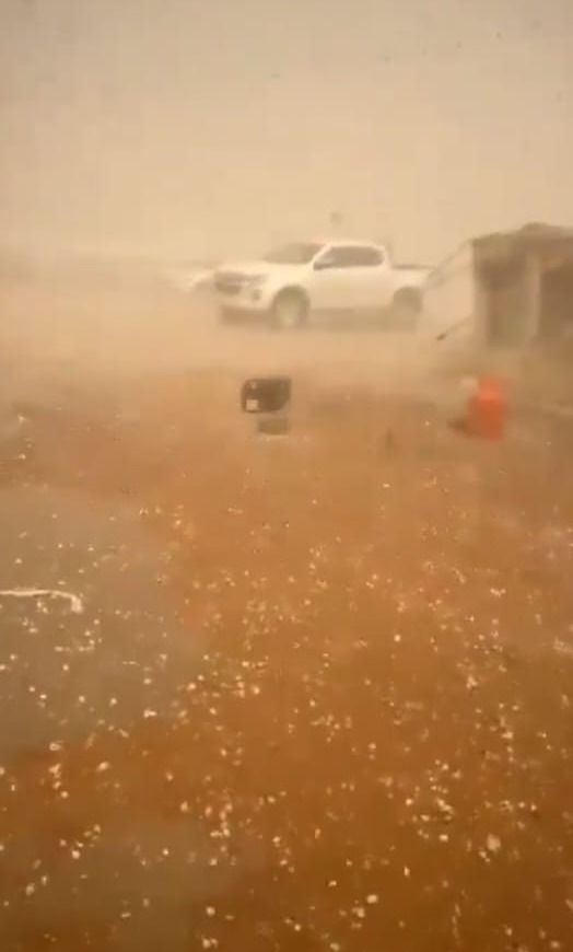 أمطار قوية تحطم غرفة ومركبة بالرياض .. فيديو