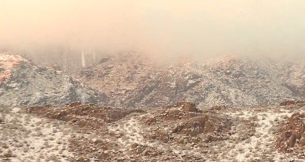 زائر إماراتي: قطعت "3800" كيلو للاستمتاع بتساقط الثلوج على جبل اللوز