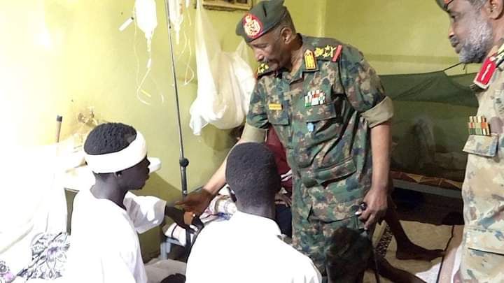 “لأول مرة منذ اندلاع الحرب”.. البرهان يتفقد الجرحى بالسلاح الطبي وعلياء بأم درمان