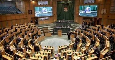 رئيس النواب الأردني يلتقي نظيره الإماراتي لدى وصوله عمان