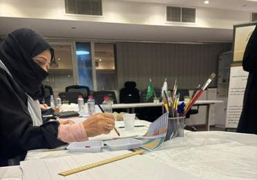 الخليج اليوم .. كبار السن يتدربون على الرسم في السعودية.. وهذا السبب