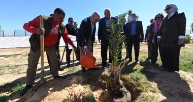 وزير الإسكان ومحافظ الوادى الجديد يتفقدان حديقة 30يونيو الترفيهية بمدينة الخارجة