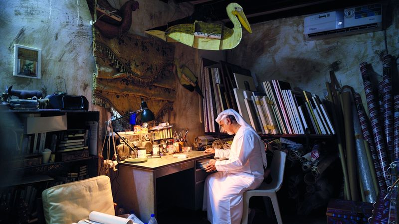 الامارات | عبدالله السعدي يرسم عالمه الخاص ليوثق الذاكرة الجمعية