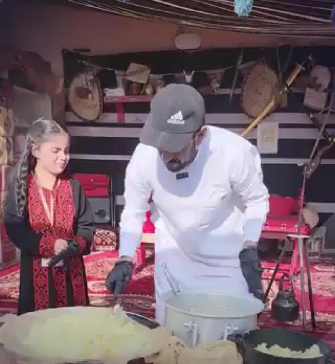 مواطن يحول ساحة منزله لمطعم بمساعدة زوجتيه.. فيديو