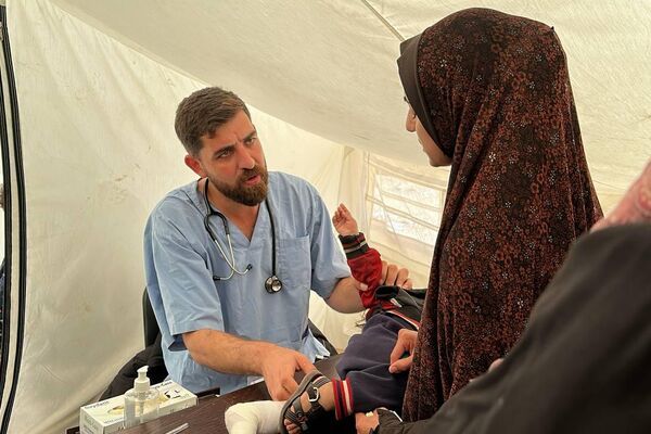 طبيب يحول خيمته إلى عيادة طبية مجانية لعلاج الأطفال النازحين في رفح