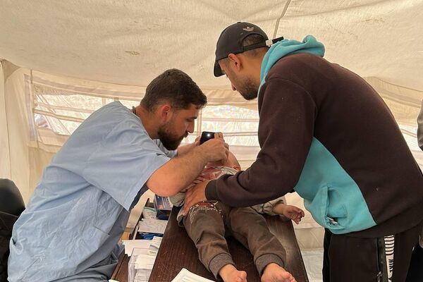 طبيب يحول خيمته إلى عيادة طبية مجانية لعلاج الأطفال النازحين في رفح