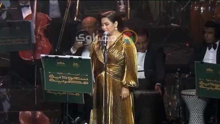بفستان ذهبي لامع.. شيرين عبد الوهاب تخطف الأنظار في ليالي سعودية مصرية
