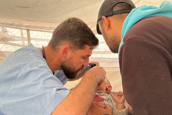 طبيب يحول خيمته إلى عيادة طبية مجانية لعلاج الأطفال النازحين في رفح