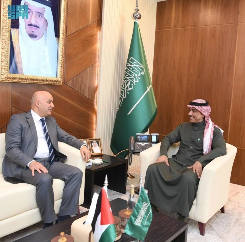 الدوسري يبحث سبل تعزيز التعاون مع وزير الاتصال الأردني