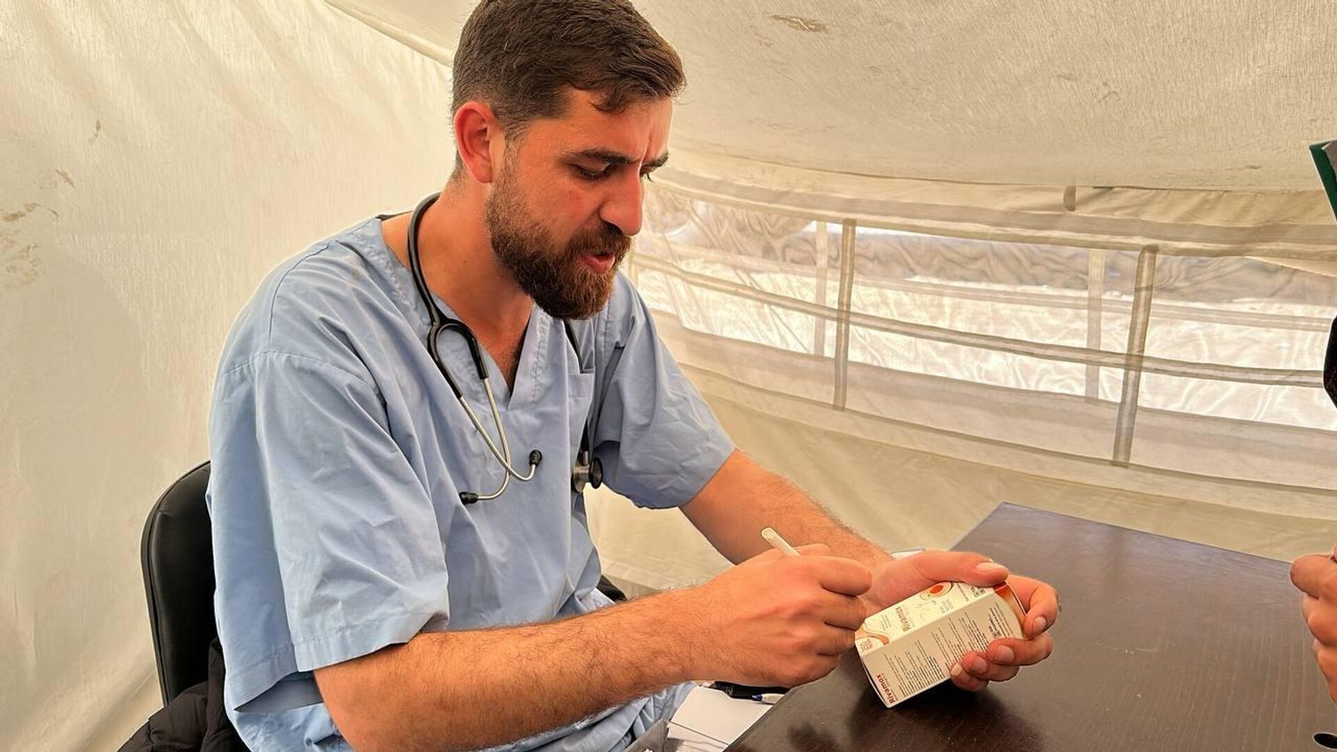 طبيب يحول خيمته إلى عيادة طبية مجانية لعلاج الأطفال النازحين في رفح