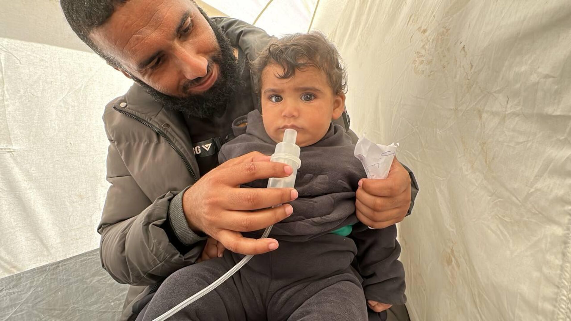 طبيب يحول خيمته إلى عيادة طبية مجانية لعلاج الأطفال النازحين في رفح