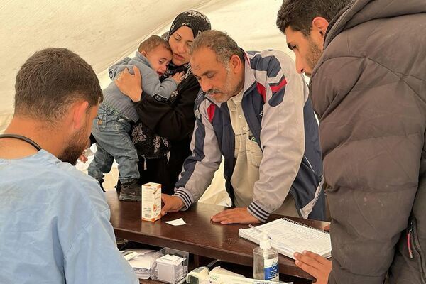 طبيب يحول خيمته إلى عيادة طبية مجانية لعلاج الأطفال النازحين في رفح