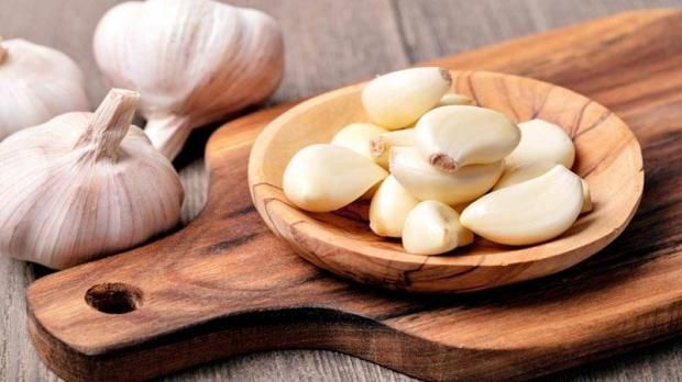 3 طرق مضمونة لتخزين الثوم في موسمه.. هيفضل فريش وريحته قوية