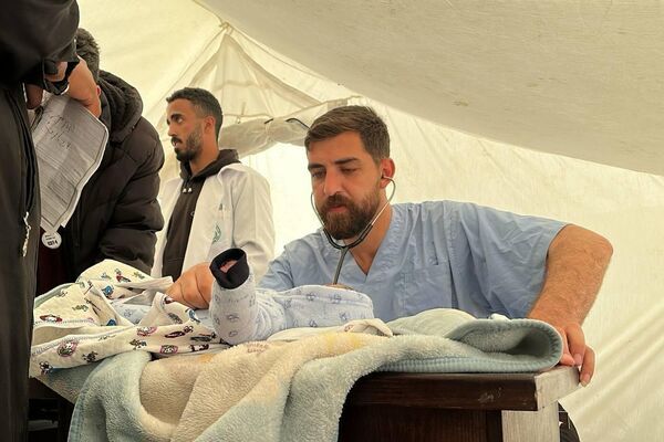 طبيب يحول خيمته إلى عيادة طبية مجانية لعلاج الأطفال النازحين في رفح