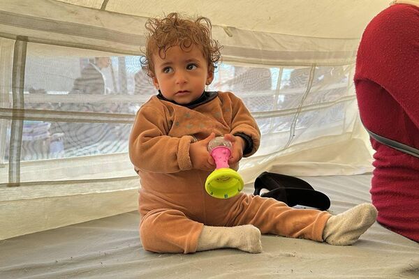 طبيب يحول خيمته إلى عيادة طبية مجانية لعلاج الأطفال النازحين في رفح