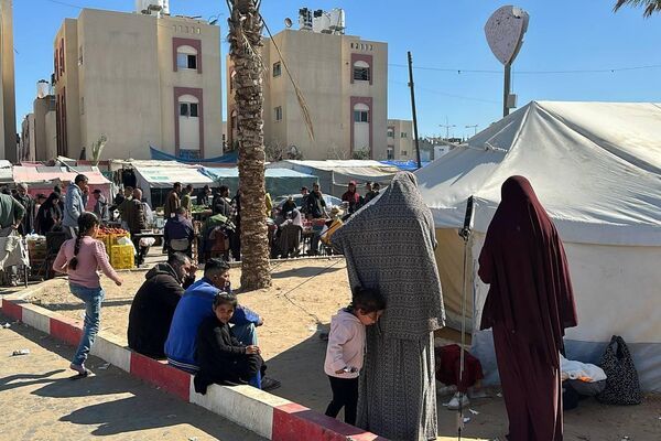 طبيب يحول خيمته إلى عيادة طبية مجانية لعلاج الأطفال النازحين في رفح