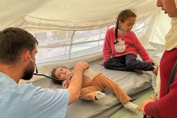 طبيب يحول خيمته إلى عيادة طبية مجانية لعلاج الأطفال النازحين في رفح